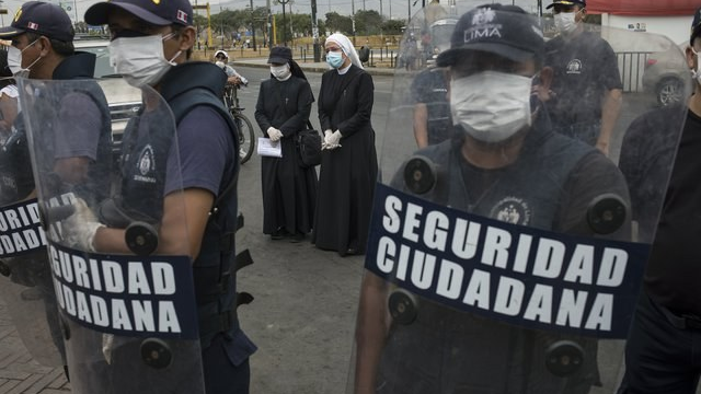 En Perú dividen por género y día los permisos para salir a la calle