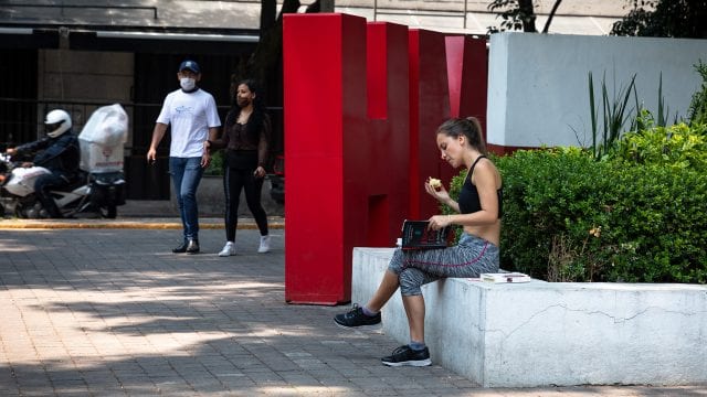 Miles de capitalinos relajan la cuarentena pese a récord de contagios en CDMX