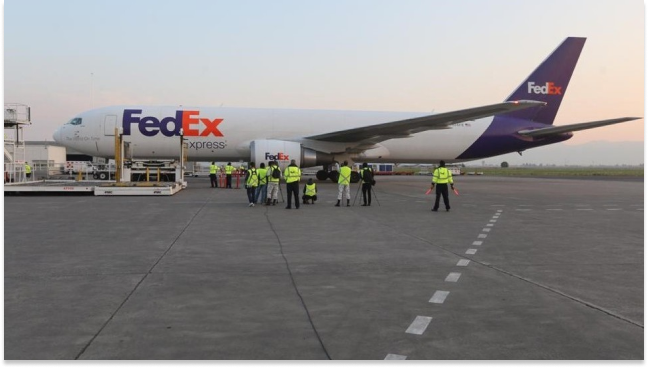 Llegan 20 ventiladores en tercer vuelo de EU