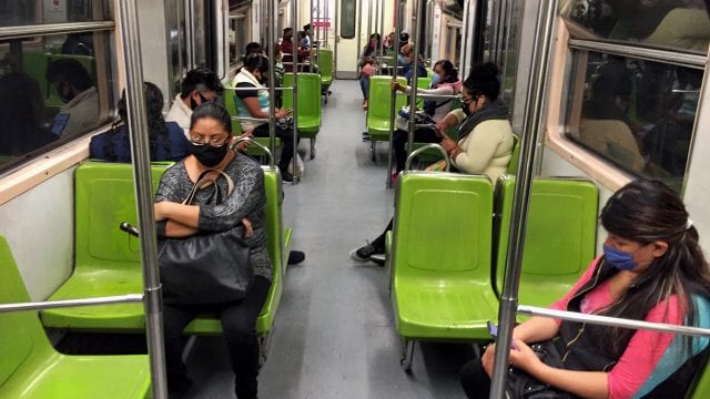 Metro de la CDMX repartirá un millón de caretas a usuarios