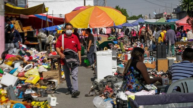 En semáforo rojo por COVID-19, capitalinos abarrotan Lagunilla y Tepito