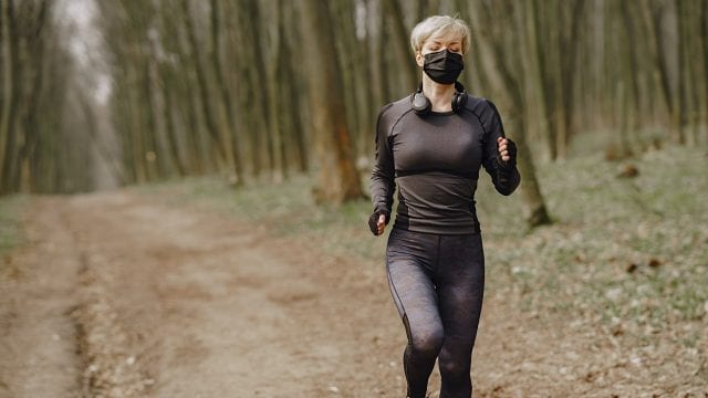 ¿Cómo elegir un cubrebocas para hacer deporte al aire libre?