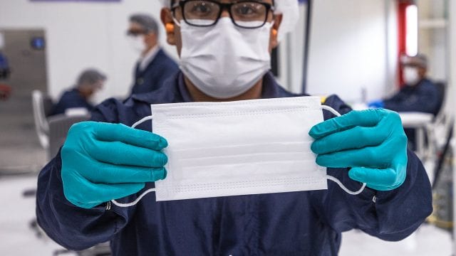 Si todos usamos cubrebocas, la pandemia estaría controlada en un mes: director CDC de EU