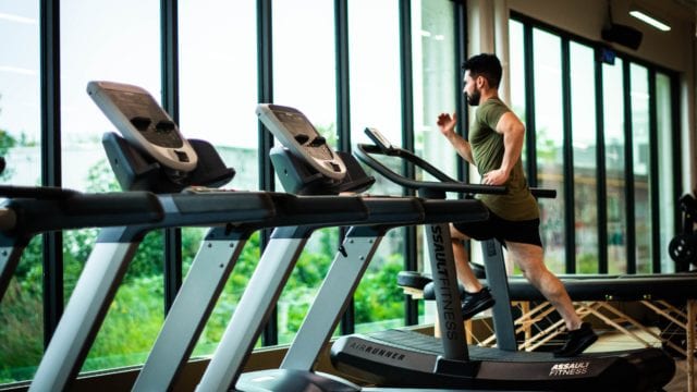 ¿Vas al gym? Estudio revela que hacer ejercicio después de recibir la vacuna COVID la vuelve más eficaz