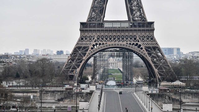 Francia pone bajo toque de queda a París y otras ocho ciudades por Covid-19