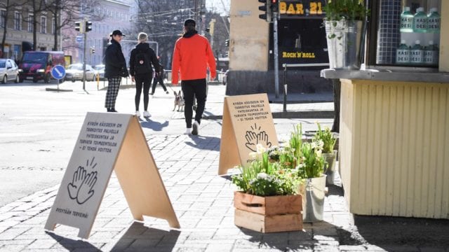 Finlandia prohíbe la entrada de viajeros no esenciales por un mes