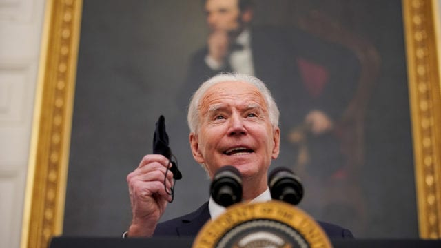 Viajeros deberán ponerse en cuarentena al llegar a EU, anuncia Biden