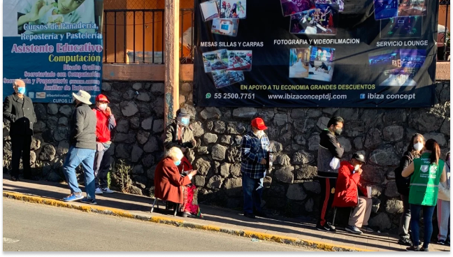 Con largas filas, inicia vacunación de adultos mayores contra Covid-19