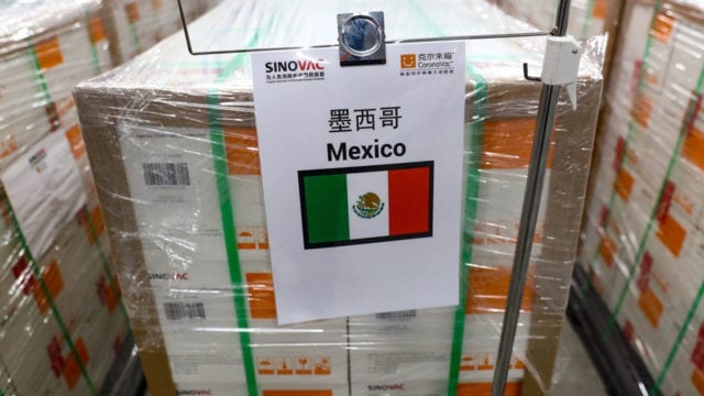 México recibe certificado que destraba aplicación de 800 mil vacunas de Sinovac