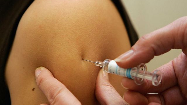 Por qué las vacunas contra el coronavirus se ponen en el brazo y no en otras partes del cuerpo