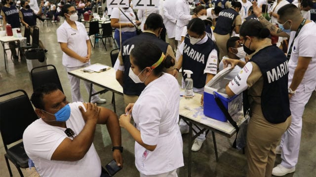 Comienza vacunación de maestros tras un año sin clases presenciales