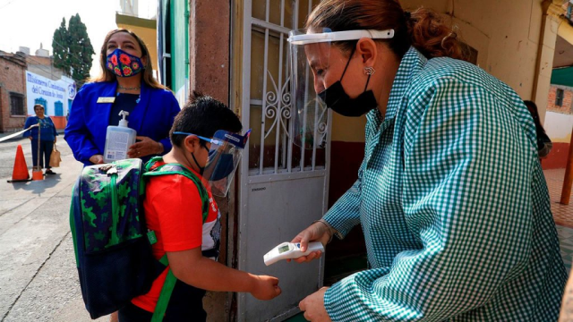 COVID ‘cierra’ 39 escuelas en primera semana de regreso a clases presenciales