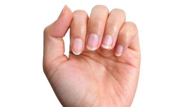 ¿Notas tus uñas de otro color o diferentes? Puede ser síntoma de COVID