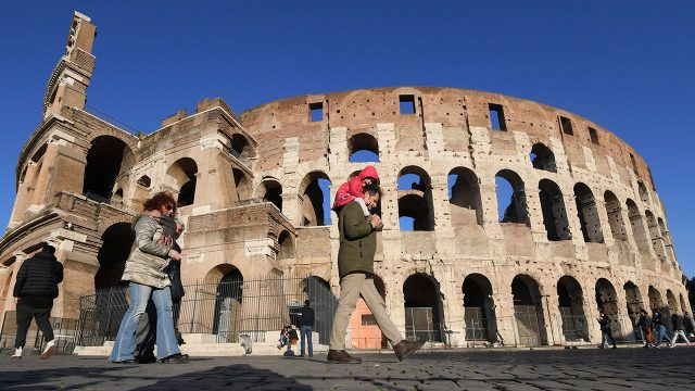 Italia restringirá acceso de no vacunados a lugares cerrados