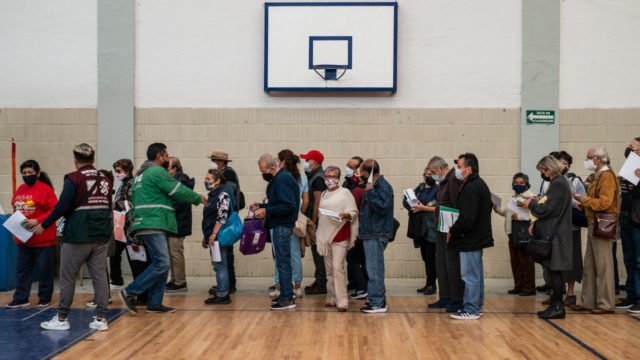 Próxima semana aplicarán vacuna de refuerzo a adultos mayores en estas tres alcaldías