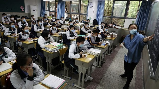 Shanghai cierra escuelas ante súbito aumento de casos Covid-19