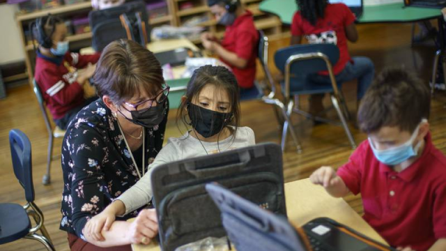 De vuelta a la pandemia: En EU vuelven mascarillas a escuelas por repunte de COVID