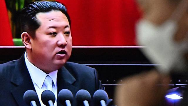 Y el COVID llegó a Corea del Norte: Kim Jong-Un ordena confinamiento total por primer caso